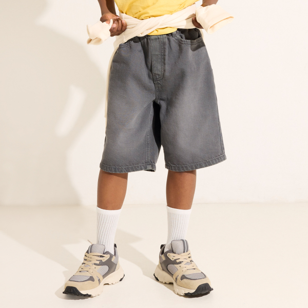 شورت برمودا كاجوال من القماش المصبوغ بلون أسود باهت للأولاد